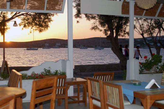 Imagen del bar/restaurante del Hotel Paros, Paros Ciudad. Foto 2