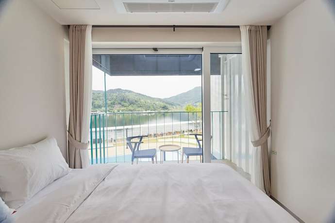 Imagen de la habitación del Hotel Parotia Water House. Foto 12