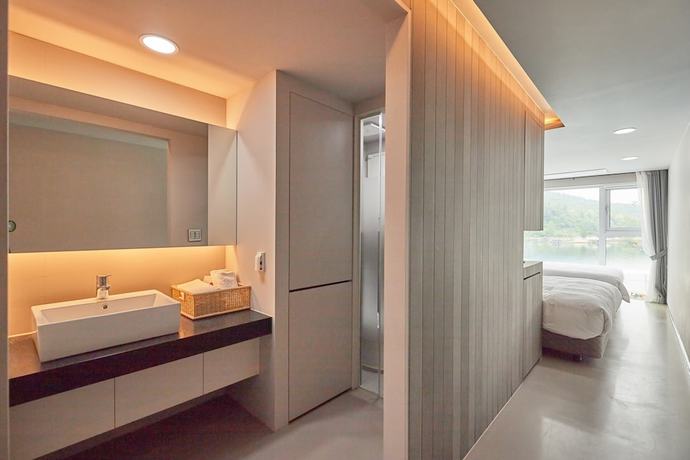 Imagen de la habitación del Hotel Parotia Water House. Foto 13