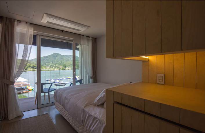 Imagen de la habitación del Hotel Parotia Water House. Foto 16