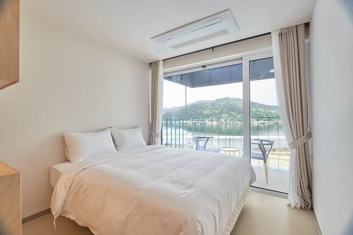 Imagen de la habitación del Hotel Parotia Water House. Foto 17