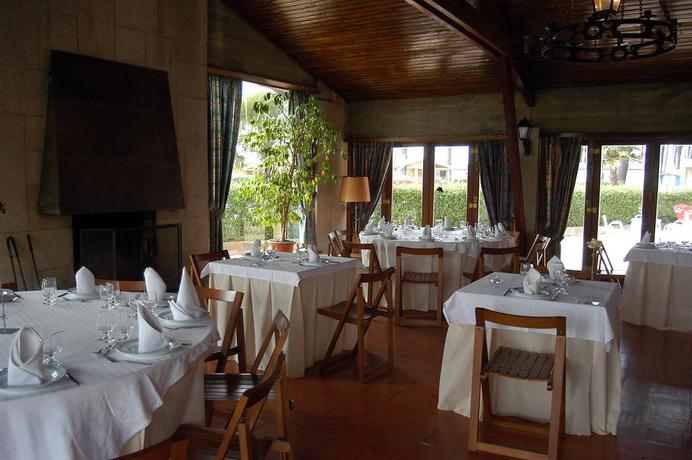 Imagen del bar/restaurante del Hotel Parque De Campismo Orbitur Angeiras. Foto 3