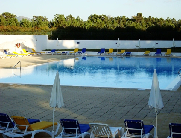 Imagen de la piscina del Hotel Parque De Campismo Orbitur Sitava Milfontes. Foto 17