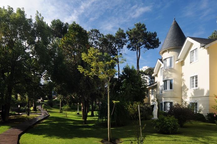 Imagen de los exteriores del Hotel Parque Jean Clevers. Foto 12