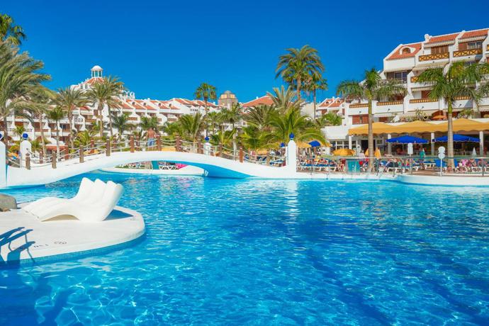 Imagen de la piscina del Hotel Parque Santiago III. Foto 13