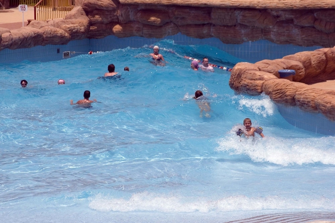 Imagen de la piscina del Hotel Parrotel Aquapark Resort. Foto 9