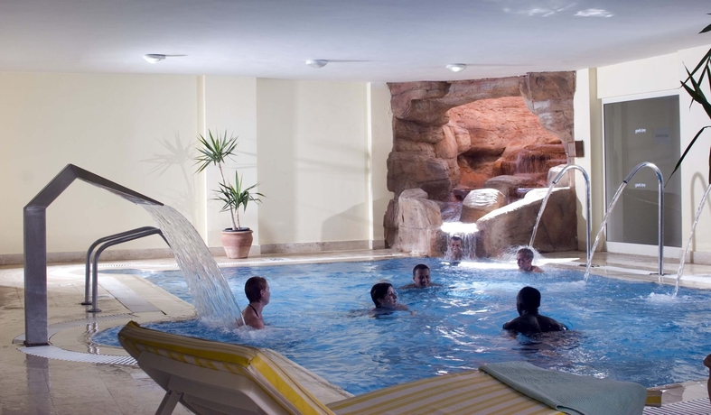 Imagen de la piscina del Hotel Parrotel Aquapark Resort. Foto 11