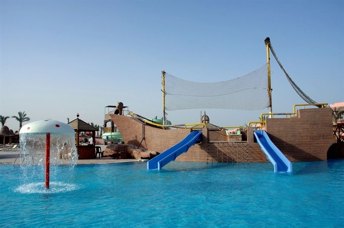 Imagen de los exteriores del Hotel Parrotel Aquapark Resort. Foto 8