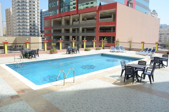 Imagen de la piscina del Hotel Pars International. Foto 12