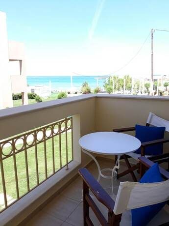 Imagen general del Hotel Parthenis Beach Suites By The Sea. Foto 9