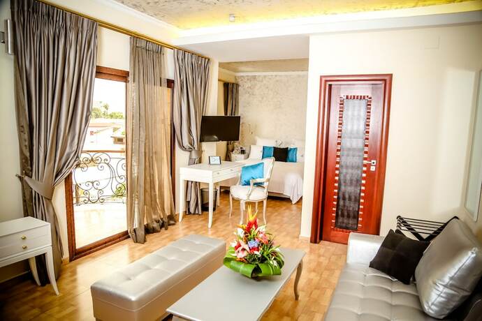 Imagen de la habitación del Hotel Particular Destiny Suites. Foto 15