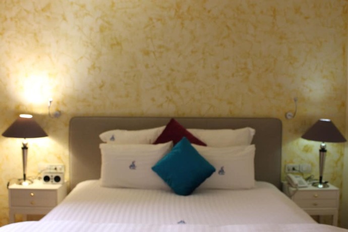 Imagen de la habitación del Hotel Particular Destiny Suites. Foto 17