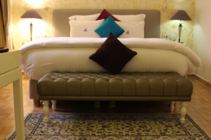 Imagen de la habitación del Hotel Particular Destiny Suites. Foto 18