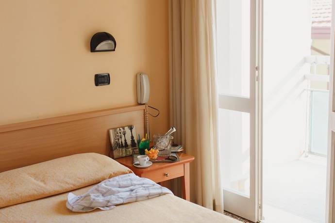 Imagen de la habitación del Hotel Pascoli. Foto 9