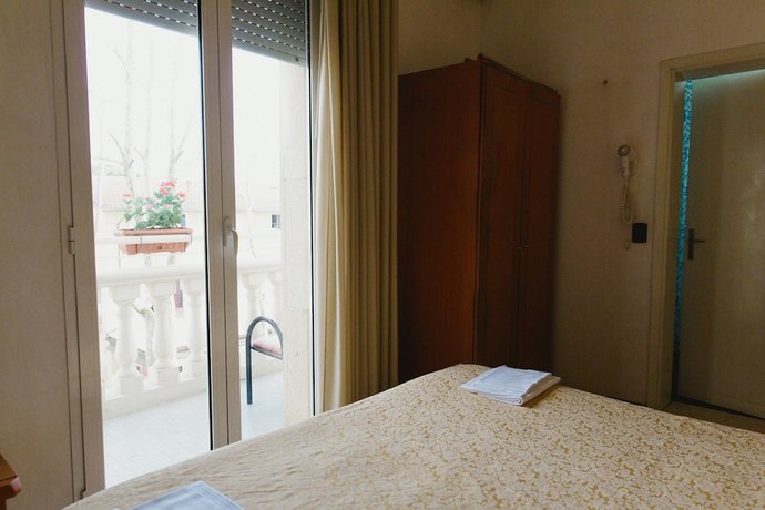 Imagen de la habitación del Hotel Pascoli. Foto 12