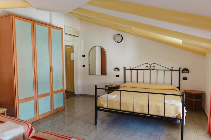 Imagen de la habitación del Hotel Pascoli. Foto 13