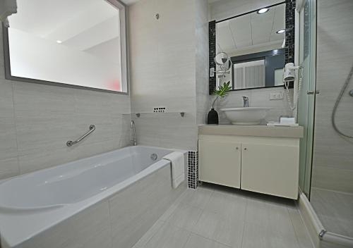 Imagen de la habitación del Hotel Paseo Premiere. Foto 7