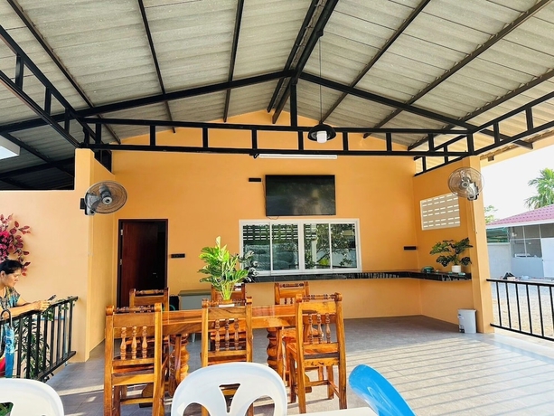 Imagen del bar/restaurante del Hotel Patcharee Resort. Foto 4
