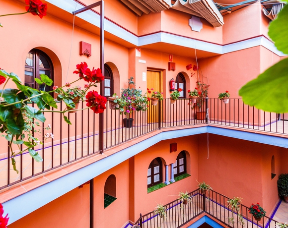 Imagen de los exteriores del Hotel Patio De La Alameda. Foto 15