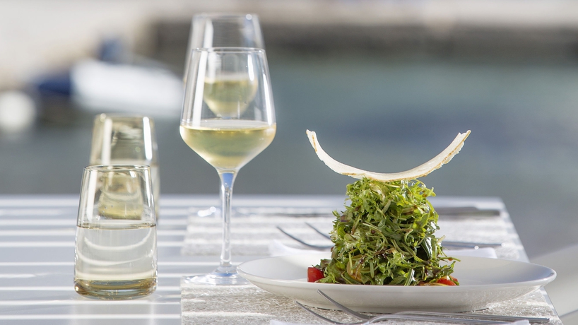 Imagen del bar/restaurante del Hotel Patmos Aktis Suites and Spa. Foto 2