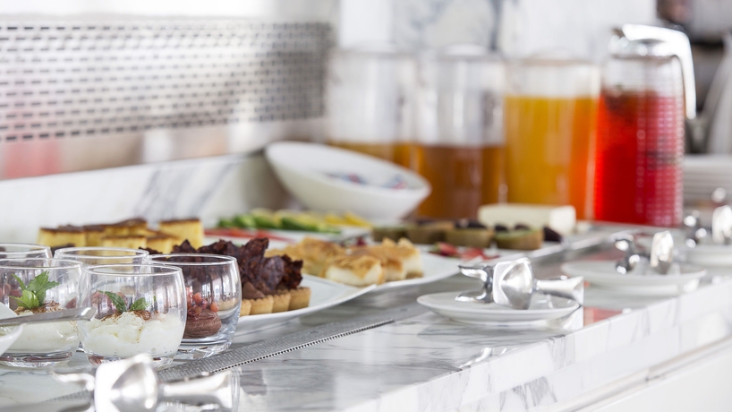 Imagen del bar/restaurante del Hotel Patmos Aktis Suites and Spa. Foto 3