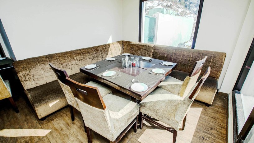 Imagen del bar/restaurante del Hotel Patnitop Heights. Foto 2