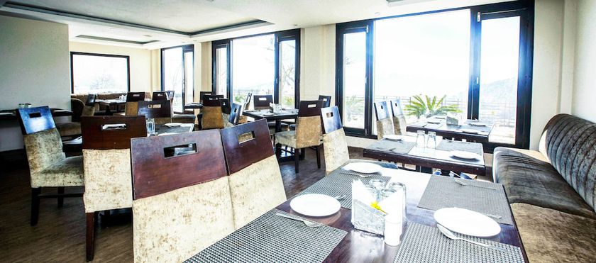 Imagen del bar/restaurante del Hotel Patnitop Heights. Foto 3