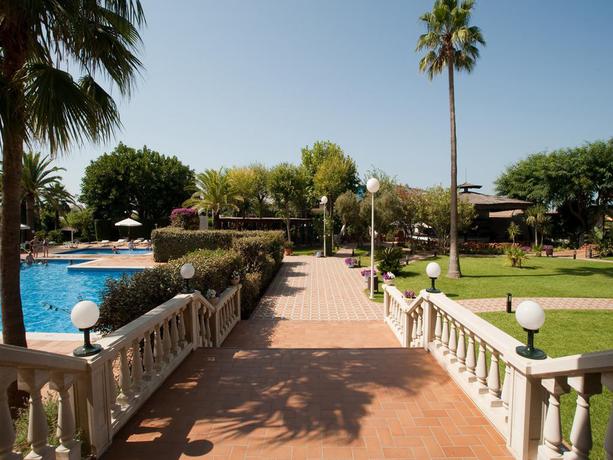 Imagen de los exteriores del Hotel Pato Amarillo. Foto 8