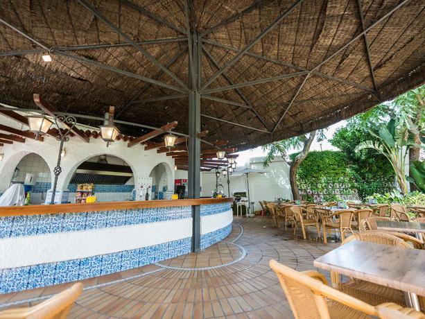 Imagen de los exteriores del Hotel Pato Amarillo. Foto 9