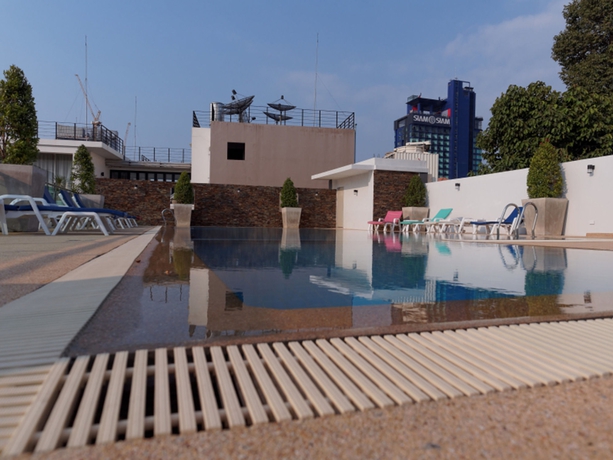 Imagen de la piscina del Hotel Pattaya Blue Sky. Foto 16