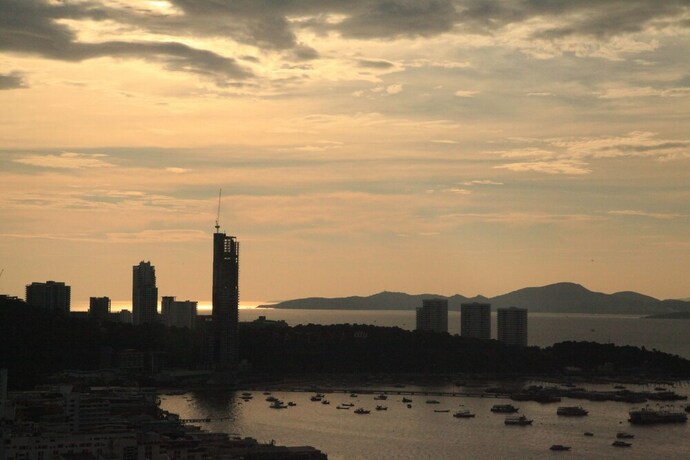 Imagen de los interiores del Hotel Pattaya Central Sea View Pool Suite. Foto 28