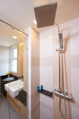 Imagen de la habitación del Hotel Pattaya Sea View. Foto 11