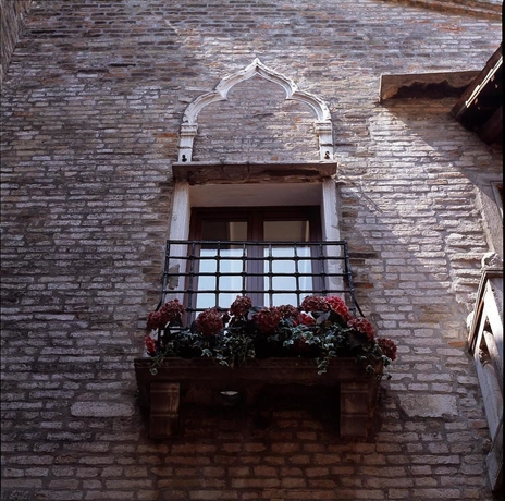 Imagen de los exteriores del Hotel Pausania. Foto 6