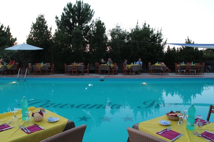 Imagen de la piscina del Hotel Pausania Inn. Foto 13