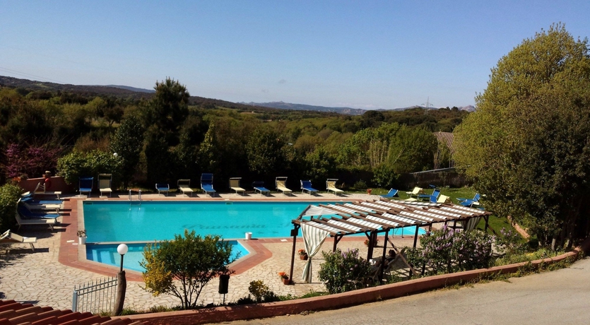 Imagen de la piscina del Hotel Pausania Inn. Foto 14