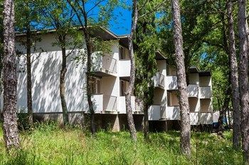 Imagen de los exteriores del Hotel Paviljoni Kacjak. Foto 3