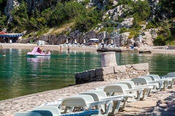 Imagen de los exteriores del Hotel Paviljoni Kacjak. Foto 5