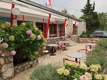 Imagen de los exteriores del Hotel Paviljoni Kacjak. Foto 12
