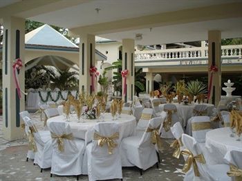 Imagen de la piscina del Hotel Pavillon Des Receptions and. Foto 16