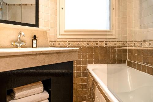 Imagen de la habitación del Hotel Pavillon Opera Grands Boulevards. Foto 7