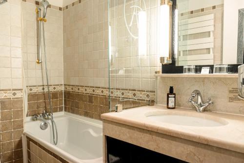 Imagen de la habitación del Hotel Pavillon Opera Grands Boulevards. Foto 16