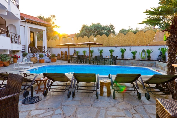 Imagen de la piscina del Hotel Pavlidis. Foto 16