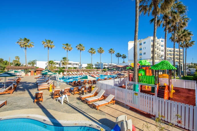 Imagen de la piscina del Hotel Pavlo Napa Beach. Foto 15