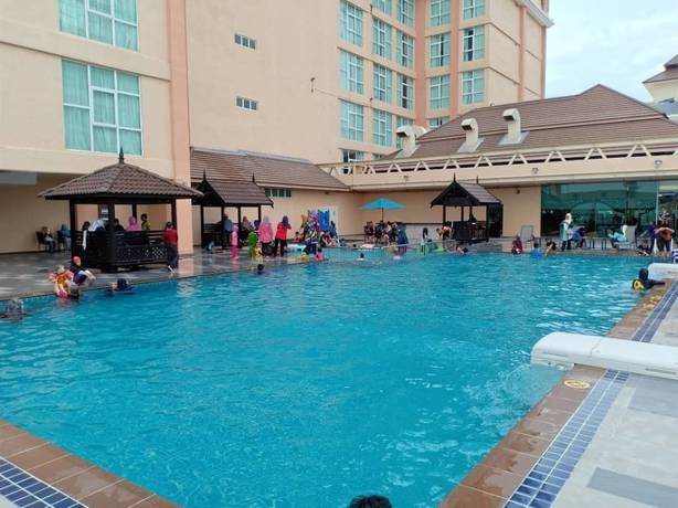 Imagen de la piscina del Hotel Paya Bunga Terengganu. Foto 17