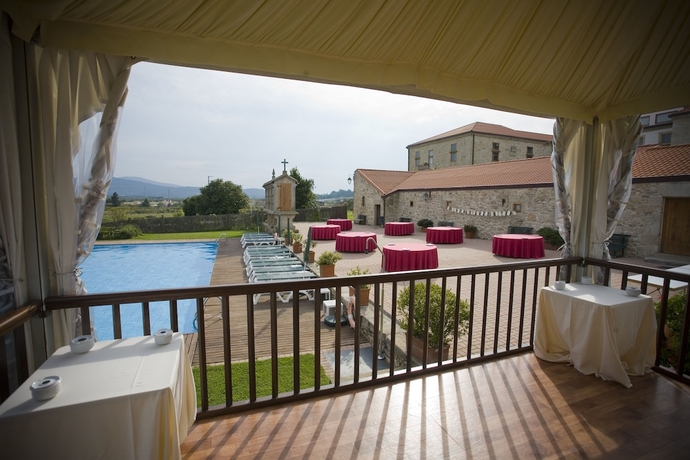 Imagen de la piscina del Hotel Pazo De Lestrove By Pousadas De Compostela. Foto 17