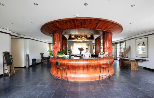Imagen general del Hotel Peach Blossom River Resort. Foto 2