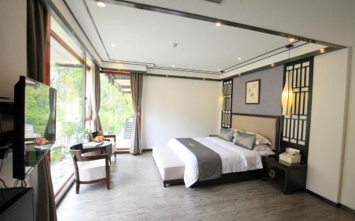Imagen de la habitación del Hotel Peach Blossom River Resort. Foto 7