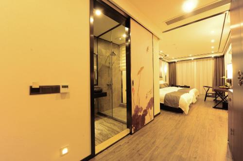 Imagen de la habitación del Hotel Peach Blossom River Resort. Foto 8