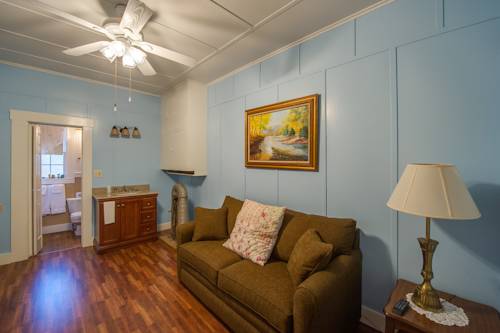 Imagen de la habitación del Hotel Peach Tree Inn and Suites. Foto 4