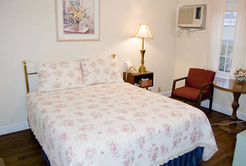 Imagen de la habitación del Hotel Peach Tree Inn and Suites. Foto 10